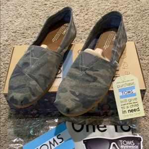 Toms classics camo canvas shoes